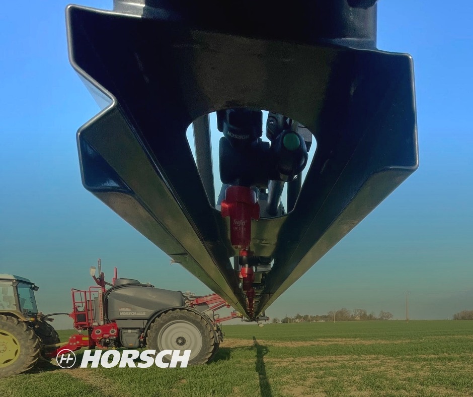 HORSCH_France's tweet photo. 💦 Livraison #horschleeb 4AX #precision #productivité #simplicité chez Ets Gautier
👉 #BoomControl pr #stabilité #rampe #pulvérisation jusqu'à 50cm de la cible
👉#ProfiClean System pour #rinçage en continu
👉 #coupure électrique des #tronçons
👉 #éclairage de rampe NightLight https://t.co/57uzqJ50vI