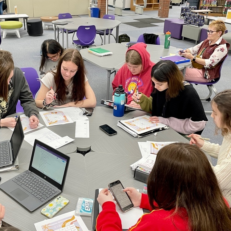 AfftonHS's tweet photo. These two groups Honors English I students finish their student led "ed camp style" grammar lessons with a Kahoot and a Bingo game. #afftonlearns https://t.co/WQopae9oEW