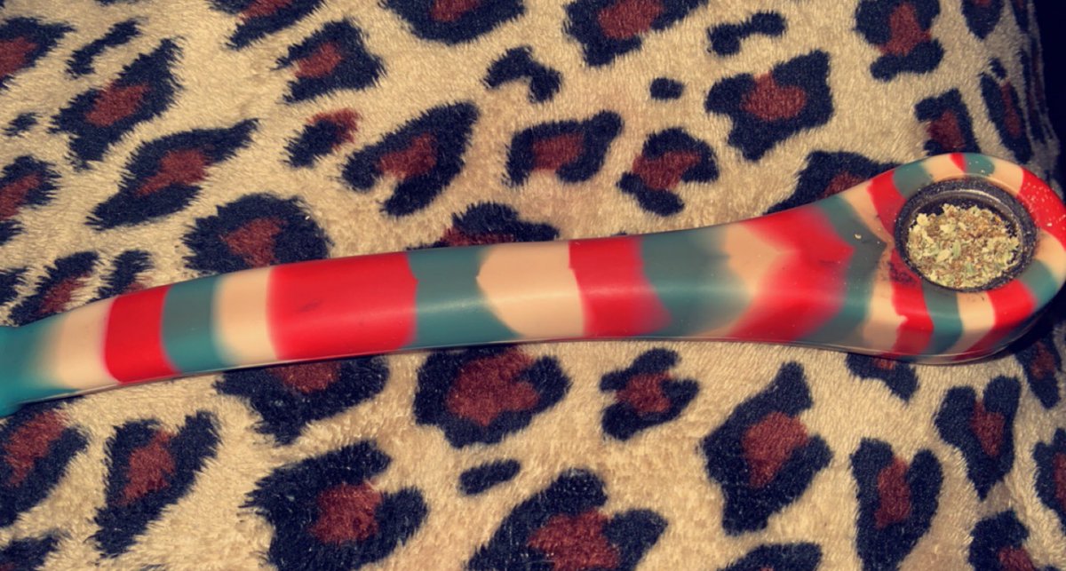 DOCMCPUFFINS420's tweet photo. My hubbyβs silicone Gandalf pipe πππΆβπ«οΈ #mmemberville #couplesthatsmoketogether #stonerfam #cannabisindustry #hashpipe #weed #bowlsandbongs #gandalfpipe #sherlockpipe #siliconebowl #JuicyJayπ΅ #LegalizeIt #medicinalcannabis #CannabisCommunity https://t.co/K4kwIyP1s7