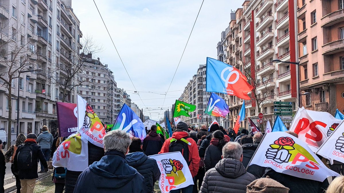 ElisaMartinGre's tweet photo. 53 000 personnes à #Grenoble ce matin ! Partout en France les chiffres de la mobilisation sont énormes, la #Greve7mars est une journée historique ! Par son obstination, Macron est responsable du #BlocageDeLaFrance mais nous ne reculerons pas ! Demain on continue ! https://t.co/dHomvakSoG