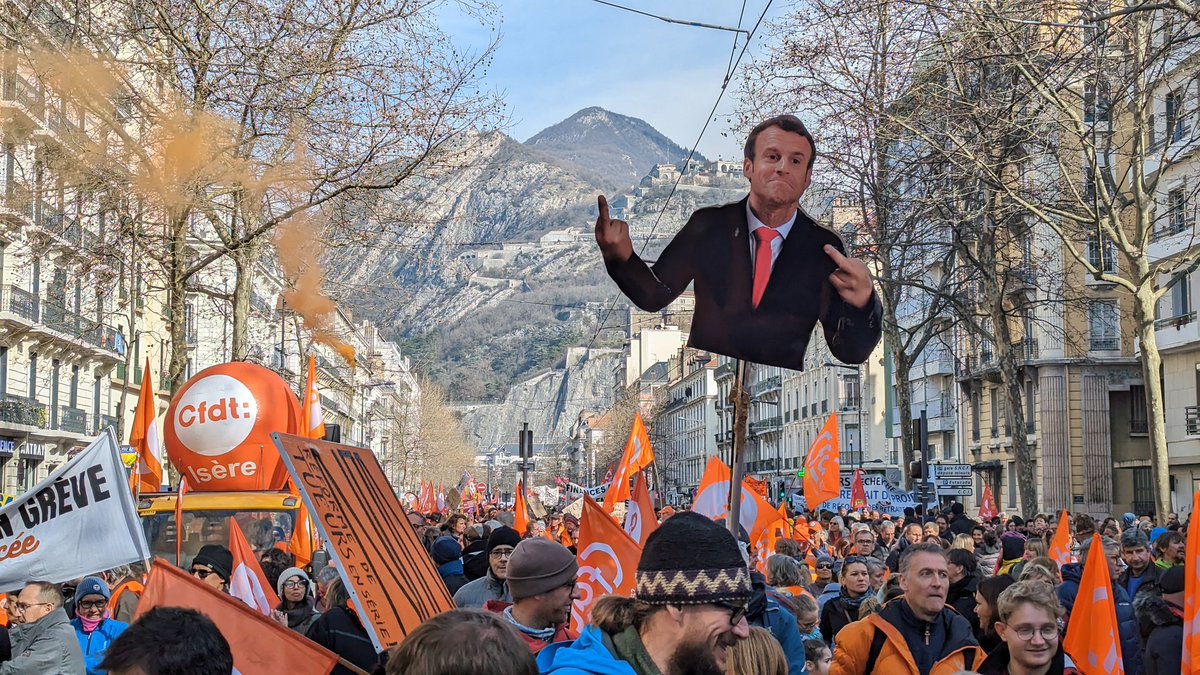 ElisaMartinGre's tweet photo. 53 000 personnes à #Grenoble ce matin ! Partout en France les chiffres de la mobilisation sont énormes, la #Greve7mars est une journée historique ! Par son obstination, Macron est responsable du #BlocageDeLaFrance mais nous ne reculerons pas ! Demain on continue ! https://t.co/dHomvakSoG