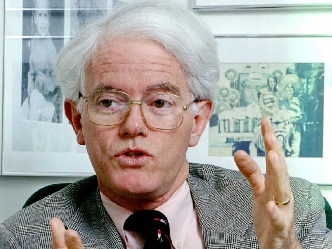 🧵Peter Lynch dirigió el Fondo Magellan de 1977 a 1990, donde generó una tasa compuesta anual del 29.2%.

A partir de $20 millones, el fondo creció a $14 mil millones justo antes de retirarse.

Estas 10 citas suyas te convertirán en un mejor inversor.

Recuerda dejar LIKE y RT!👇