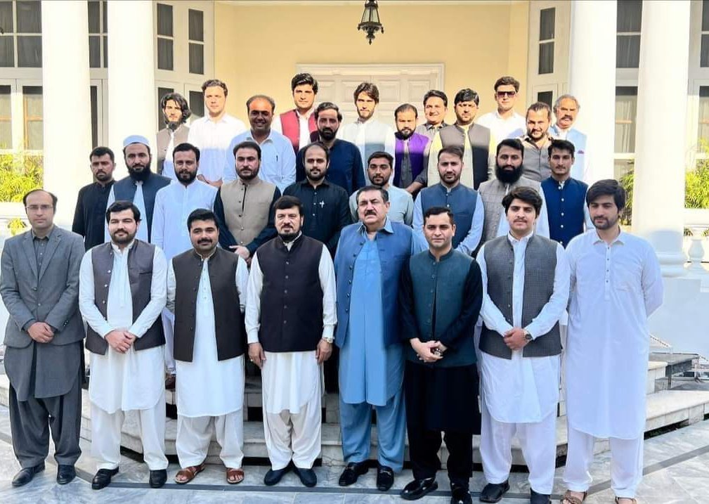 Cardio_Hafeez's tweet photo. ینگ ڈاکٹرز ایسوسی ایشن خیبرپختونخوا کے وفد کی گورنر خیبرپختونخوا سے ملاقات
 ملاقات میں سیاسی طور پر تعینات ایم ٹی آئی بورڈ آف گورنرز کی برطرفی میں تاخیر پر شدید تحفظات کا اظہار کیا گیا۔
ھسپتالوں میں ھوئے کرپشن پر تحقیقاتی کمیشن جلد از جلد بنانے کا مطالبہ کیا گیا۔ https://t.co/hKZaKbls0Y