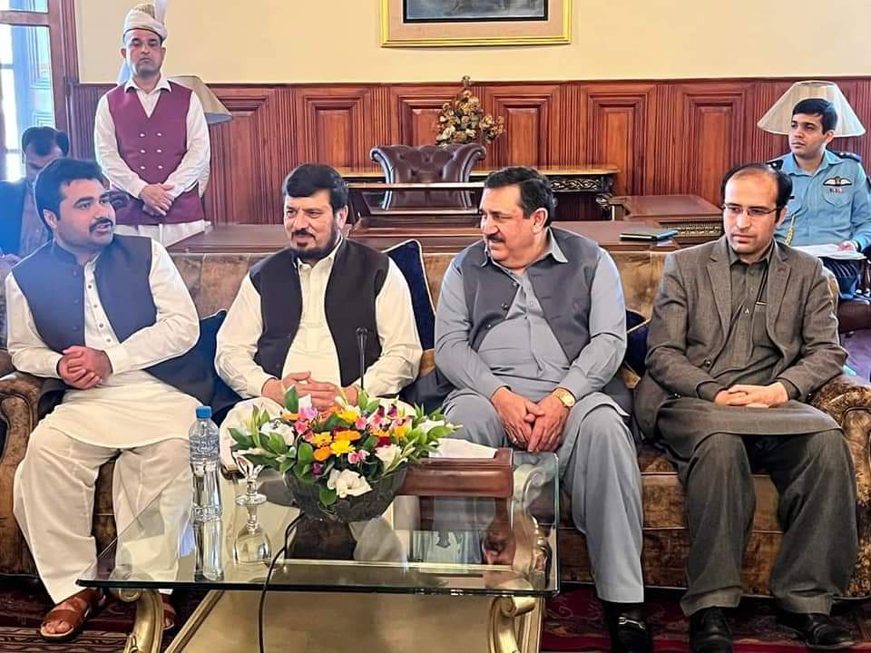 Cardio_Hafeez's tweet photo. ینگ ڈاکٹرز ایسوسی ایشن خیبرپختونخوا کے وفد کی گورنر خیبرپختونخوا سے ملاقات
 ملاقات میں سیاسی طور پر تعینات ایم ٹی آئی بورڈ آف گورنرز کی برطرفی میں تاخیر پر شدید تحفظات کا اظہار کیا گیا۔
ھسپتالوں میں ھوئے کرپشن پر تحقیقاتی کمیشن جلد از جلد بنانے کا مطالبہ کیا گیا۔ https://t.co/hKZaKbls0Y