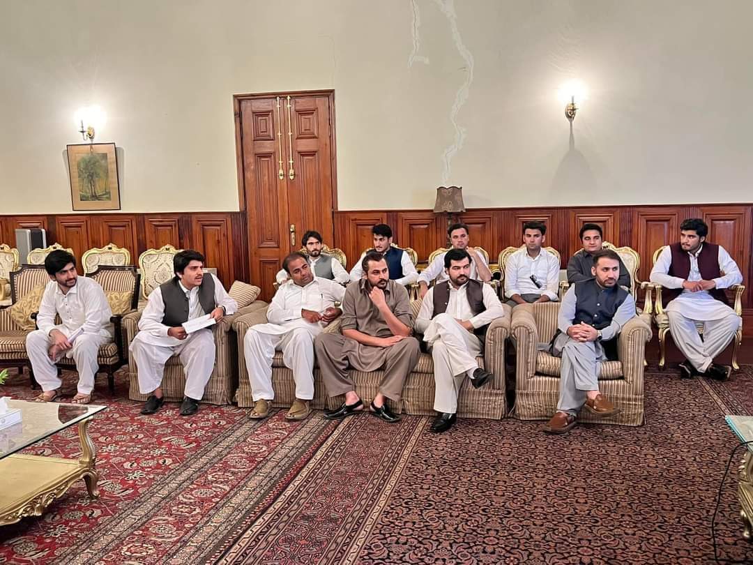 Cardio_Hafeez's tweet photo. ینگ ڈاکٹرز ایسوسی ایشن خیبرپختونخوا کے وفد کی گورنر خیبرپختونخوا سے ملاقات
 ملاقات میں سیاسی طور پر تعینات ایم ٹی آئی بورڈ آف گورنرز کی برطرفی میں تاخیر پر شدید تحفظات کا اظہار کیا گیا۔
ھسپتالوں میں ھوئے کرپشن پر تحقیقاتی کمیشن جلد از جلد بنانے کا مطالبہ کیا گیا۔ https://t.co/hKZaKbls0Y