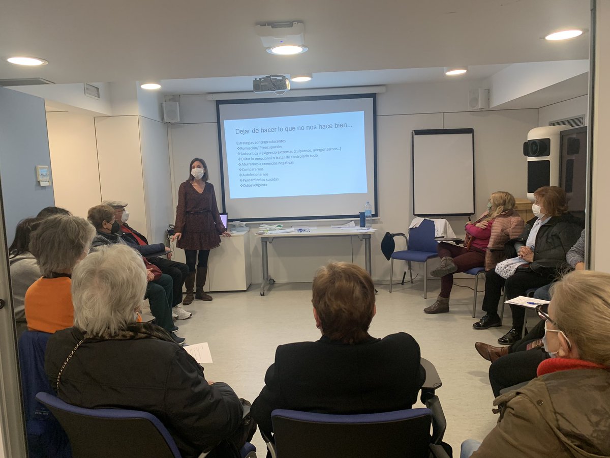 M_AriasNefro's tweet photo. A pesar del ciberataque a nuestro Hospital seguimos con ilusión y adelante con #semanadelriñon atendiendo a familiares dándoles herramientas para cuidar y cuidarnos ante la ERC #dialisis #emociones #familiares #mindfullness https://t.co/ZQ9egqlz5q