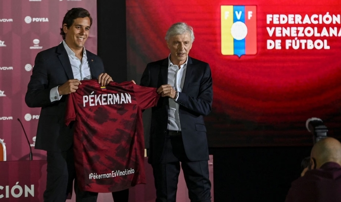 ¿Cual es la verdad sobre la renuncia de Pekerman a la Vinotinto?
Versión1: Incumplimiento de condiciones, no existe un solido torneo juvenil de reservas en Futve.
Versión2: Ilícitos administrativos y malversación   cometidos por Pascual Lezcano (Mánager de Pekerman y d Venezuela)