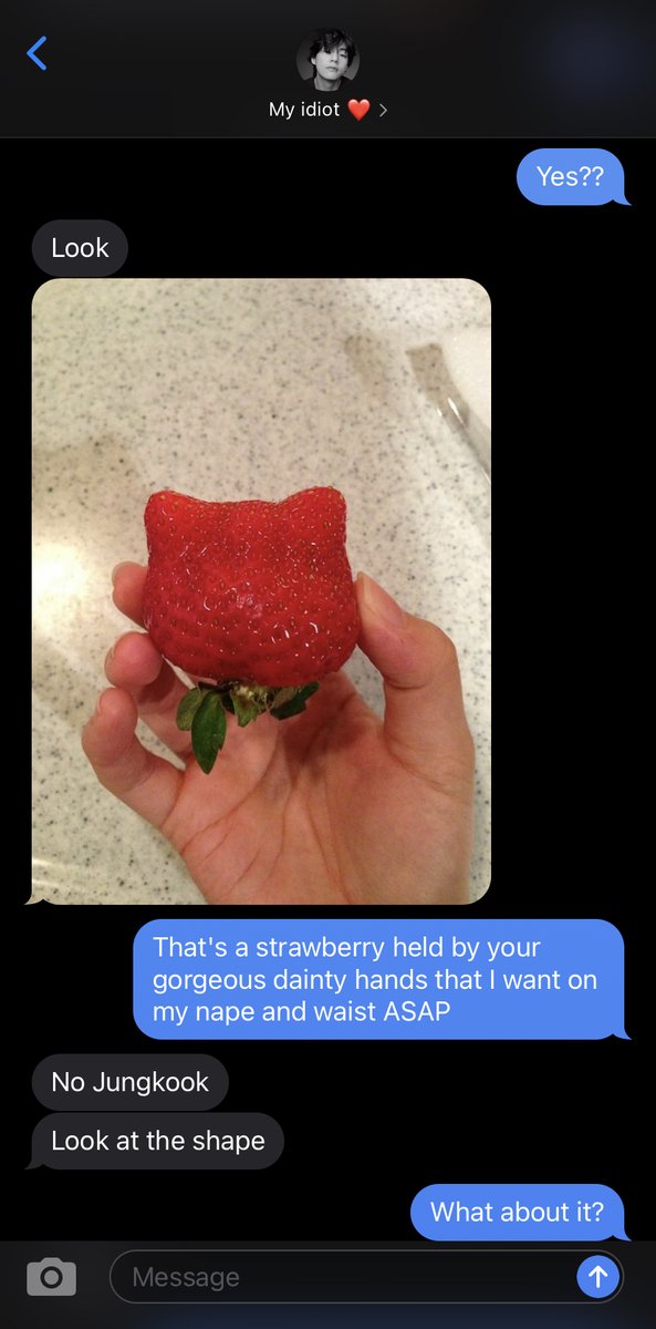 PluiePlume's tweet photo. #taekookau Where Mob Boss Taehyung, obsessed with Hello Kitty, finds a strawberry in the shape of a cat's head.

Jungkook, his husband, is very endeared. https://t.co/A7EbtMTBXz