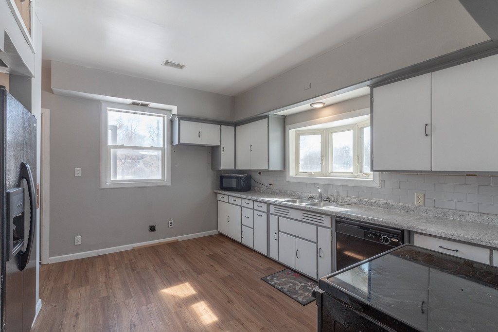 CallAmericanWay's tweet photo. 5 🛌🏻  •  2 🛁  •   6 🚗 detached 103 SE 6th Avenue, Mapleton
2,520 Finished SF, Double Lot, Hardwood Flooring, Large Living Room &amp; Formal Dining
Main Floor Bedroom &amp; 3/4 Bathroom, 4 Bedrooms Upper Level &amp; Full Bath https://t.co/yWEguxnPWs