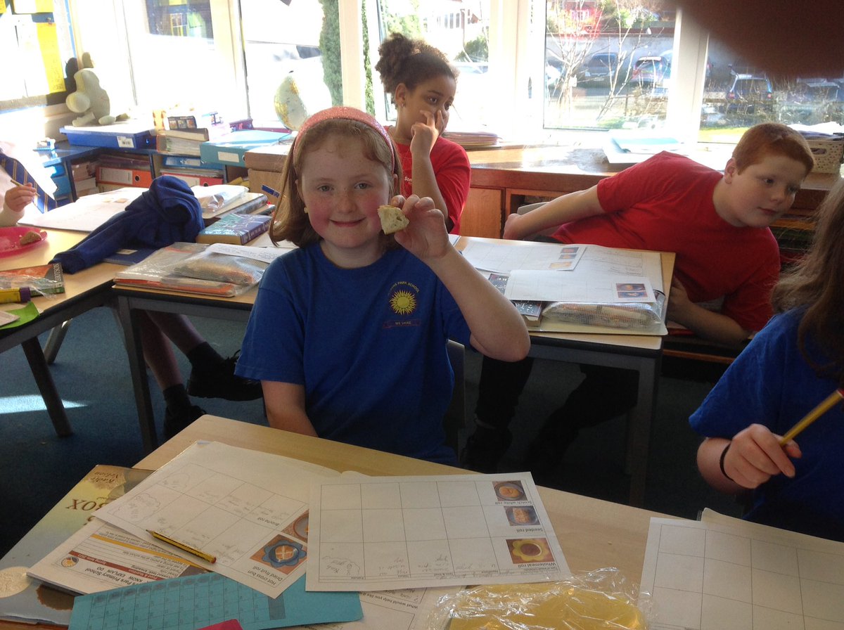 SomersPark5CM's tweet photo. 5CM had a wonderful afternoon evaluating a variety of bread rolls. They explored appearance, smell, texture and, most importantly, taste. Which was their favourite and why? https://t.co/jllS86AXkL