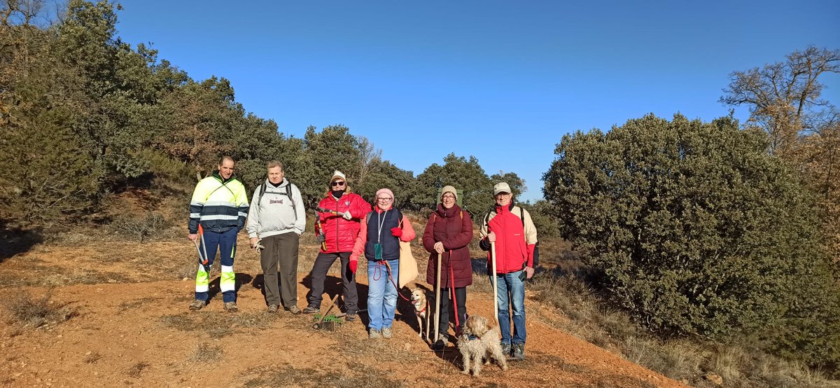 SenderismoGuada's tweet photo. Este fin de semana han estado trabajando en Milmarcos desbrozando 2 kilómetros del camino tradicional de Milmarcos a Jaraba, el cual estaba completamente perdido. 👏👏👏

El camino ha quedado transitable y celebraron el éxito de la jornada con una caldereta y unos buenos pinchos. https://t.co/NlrpUztDXt