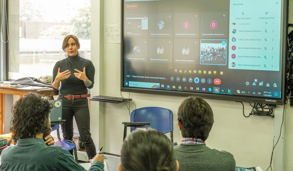 ADR_Colombia's tweet photo. ✋La líder de Asistencia Técnica de la @ADR_Colombia , Laura Vásquez, encabeza la charla con estudiantes del posgrado: ‘Extensión Rural, Innovación y Desarrollo Comunitario’ de la @UNALOficial en donde expone los avances y de la Ley del Sistema Nacional de Innovación Agropecuaria https://t.co/DlfRaJqgba