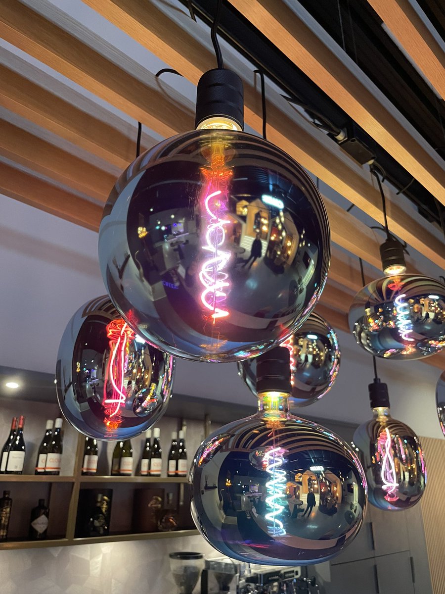 Just imagine for one minute, a display of light bulbs like this in a kitchen showroom in the UK? Looks great when it’s on and amazing when it’s off. More here - calex.eu/en/products/pr…