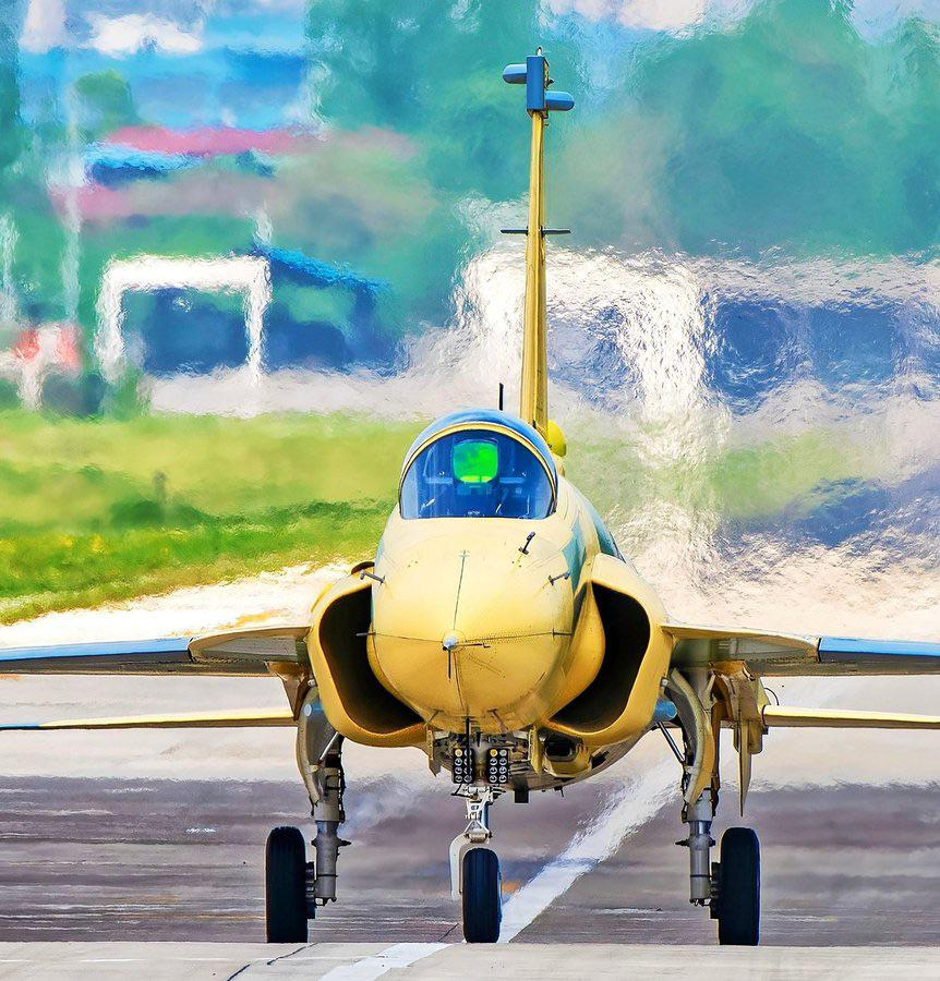 JaidevJamwal's tweet photo. A JF-17 landing in Pakistan after flying in from its manufacturing plant in China. It'll need to be painted indigenously before induction as a locally made aircraft. https://t.co/HvYYYfNNvU