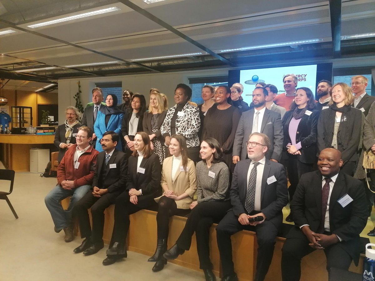 Our @HagueRoundtable on #ClimateFinance and #FragileStates has come to an end. We close with some closing remarks and a nice group picture with all our attendees and speakers.