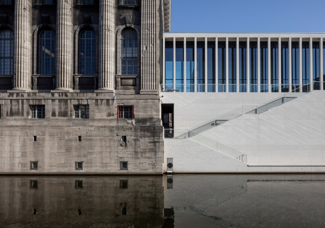 Muy a favor de que le hayan dado el premio Pritzker 2023 a David Chipperfield.

Su Galería James Simon es el ejemplo perfecto de cómo poner en tensión a la arquitectura contemporánea con la arquitectura histórica.