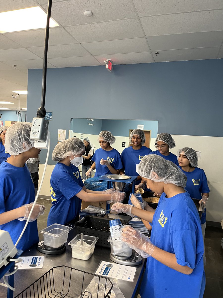 NJHS hard at work packing meals. ⁦<a href="/FahrenheitFrank/">Stephen Frank</a>⁩ ⁦<a href="/CMSWestWrangler/">Coppell Middle School West</a>⁩