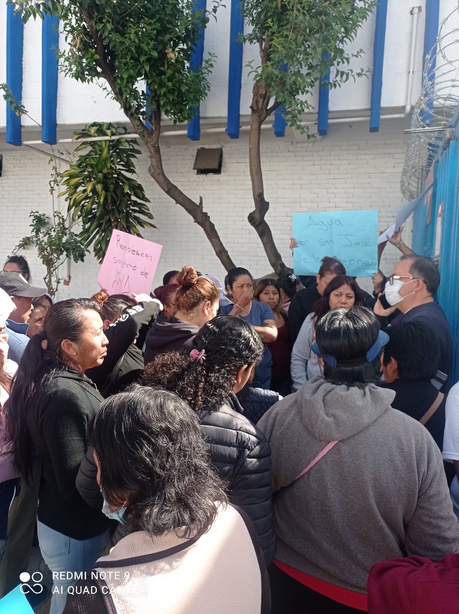 Naucalpan_Libre's tweet photo. Manifestacion afuera de @OAPASNau sigue con tu ecocidio abuelita @angiemoyam nos estás dejando sin el vital líquido, esto pasa cuando vendes nuestras áreas verdes, otorgas permisos para construcciónes ilegales, eres la peor presidenta del @GobNau https://t.co/B9ZCeuwY5T