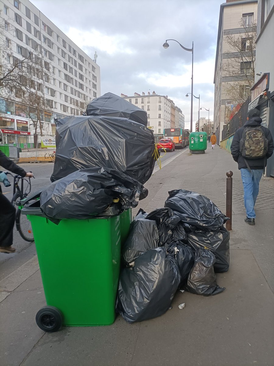 Apparemment, la colère monte chez les éboueurs...
#grevedu7mars #ReformeDesRetraites