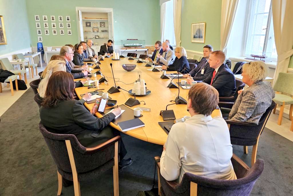 QuebecUK's tweet image. Mission en Suède 🇸🇪
@LineRivardDG a été chaleureusement accueillie @Sverigesriksdag, le 'parlement' suédois.
Elle a eu des échanges productifs en #mobilitédurable @infradep &amp;amp; @vtisweden.
#Québec &amp;amp; #Sweden are both working to adopt ambitious transport plans for the future