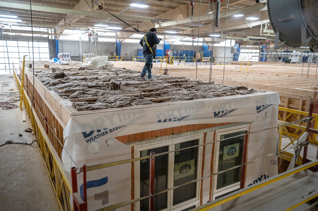 GuerdonModular's tweet image. Ceiling insulation being installed from above.

#ModularConstruction #ModularBenefits #HousingSolutions