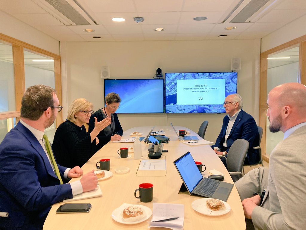 QuebecUK's tweet image. Mission en Suède 🇸🇪
@LineRivardDG a été chaleureusement accueillie @Sverigesriksdag, le 'parlement' suédois.
Elle a eu des échanges productifs en #mobilitédurable @infradep &amp;amp; @vtisweden.
#Québec &amp;amp; #Sweden are both working to adopt ambitious transport plans for the future