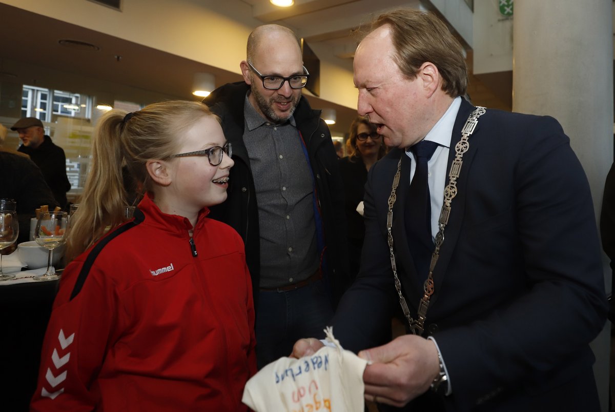 Zwijndrecht nam gisteren in het gemeentehuis afscheid van burgemeester Hein van der Loo. Vanaf morgen is hij burgemeester van Almere. 

Vanavond vanaf 21.00 uur is het officiële afscheid in de gemeenteraad. De vergadering is te volgen via bit.ly/3myl195. #zwijndrecht