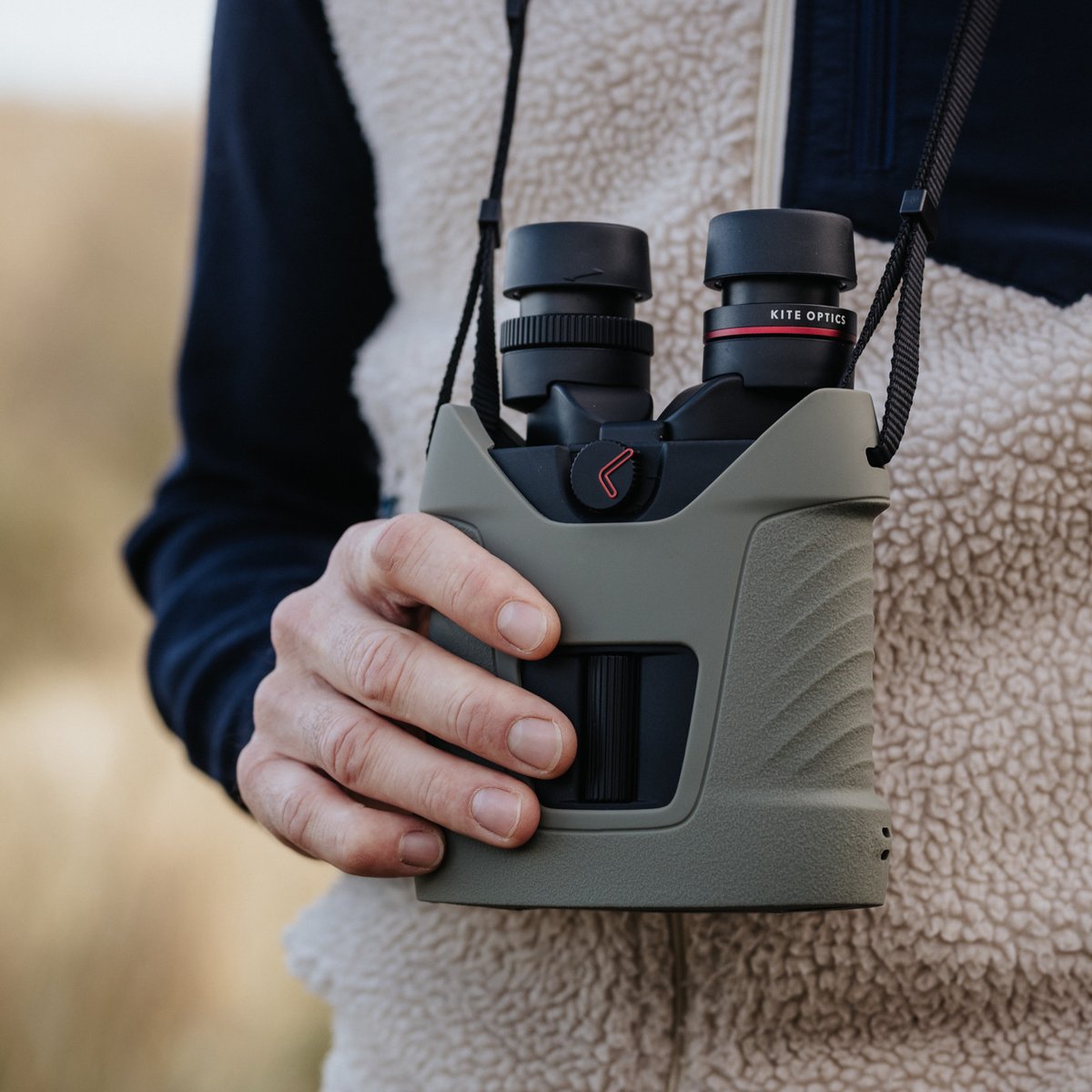 The stabilized binoculars are equipped with KITE’s APC system. Without having to switch the button, it will put the electronics to sleep mode when the instrument is in rest position (hanging from the neck) , and automatically activate the unit when you start observing again.