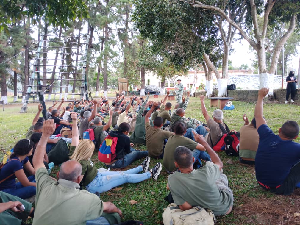 CM_ADI532's tweet photo. El @CM_ADI532 realizó adiestramiento de milicianas y milicianos del municipio Montes en la #ESCOE en la parroquia de Cocollar, edo-Sucre. Donde el pueblo puede.. La patria se crece.. https://t.co/NNNp8q7xhE