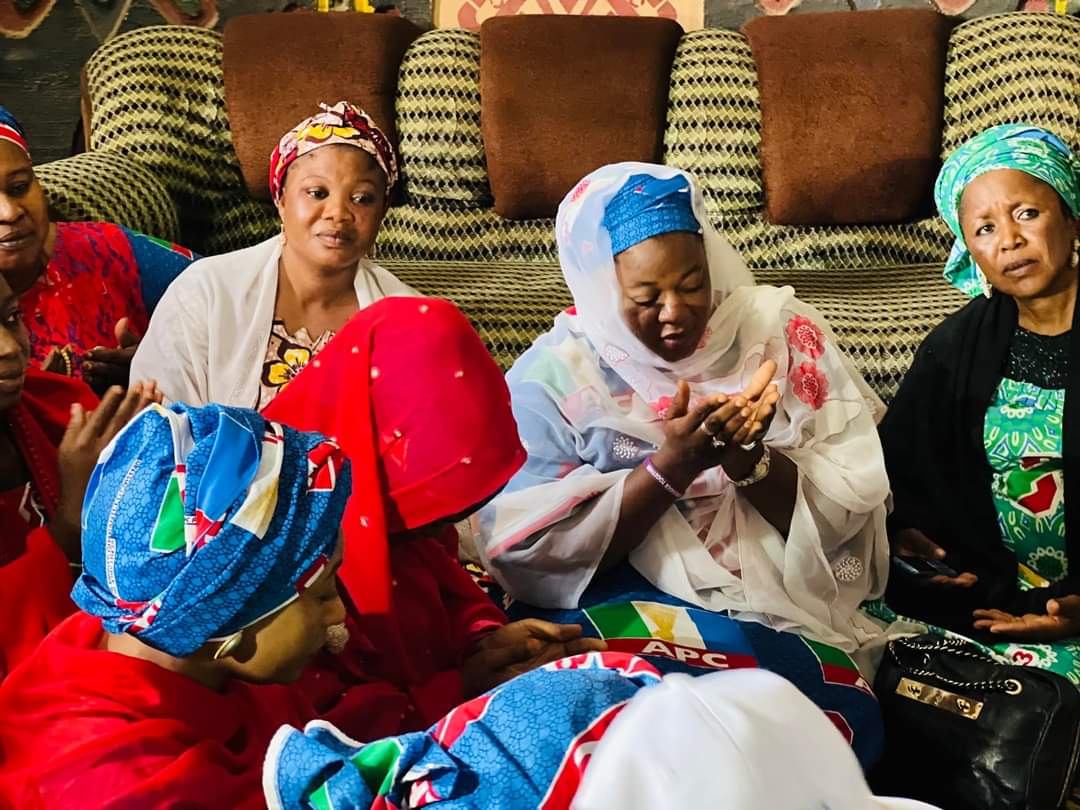 IsyakuSk's tweet photo. THIRD ENGAGEMENT OF THE DAY: Niger state incoming first Lady, Haj. @fatimabago_ paid a homage visit to the royal father of Mokwa (NDALILE OF MOKWA) Alhaji Mohammed Shaba Aliyu to seek for his royal blessings and prayers.

#VOTEBAGOYAKUBU 
#Vote4APC
#strongertogether2023 https://t.co/q8HI5RjZ7j