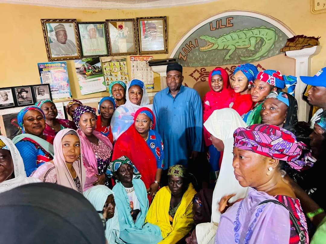 IsyakuSk's tweet photo. THIRD ENGAGEMENT OF THE DAY: Niger state incoming first Lady, Haj. @fatimabago_ paid a homage visit to the royal father of Mokwa (NDALILE OF MOKWA) Alhaji Mohammed Shaba Aliyu to seek for his royal blessings and prayers.

#VOTEBAGOYAKUBU 
#Vote4APC
#strongertogether2023 https://t.co/q8HI5RjZ7j