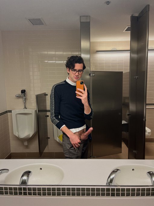 When work is boring but your outfit is on point! https://t.co/QSt3vnj2YL