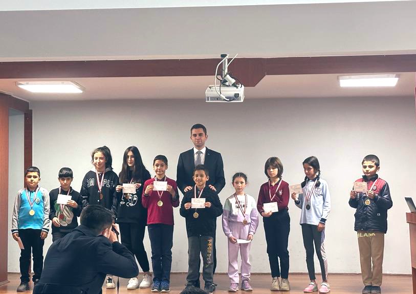 Zeka oyunları ilçe turnuvamızda ilk ve ortaokul öğrencileri toplamda 10 kategoride yarıştılar. İlk 3e giren öğrenciler madalyaları ve hediye çeklerini protokolden aldılar. İl finaline katılacak birincilerimize başarılar diliyor, dereceye giren tüm öğrencilerimizi tebrik ediyoruz.