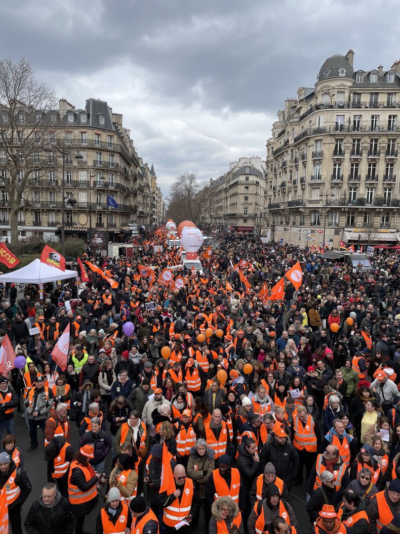 LaurentBerger44's tweet photo. La CFDT a encore répondu présent pour ce rendez-vous historique. Un cortège incroyable. Les militants CFDT sont plus que jamais déterminés #stop64ans https://t.co/zeWFexWdB9