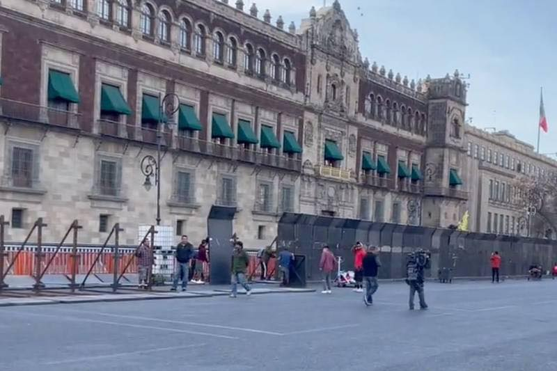 El_MPDigital's tweet photo. 🚨#Ultimahora 🚨¡ABARROTAN PALACIO NACIONAL!
Esta mañana comienzan a resguardar él Palacio Nacional en vísperas del 8 de marzo, Día Internacional de la Mujer. https://t.co/2j0I2iSsTU