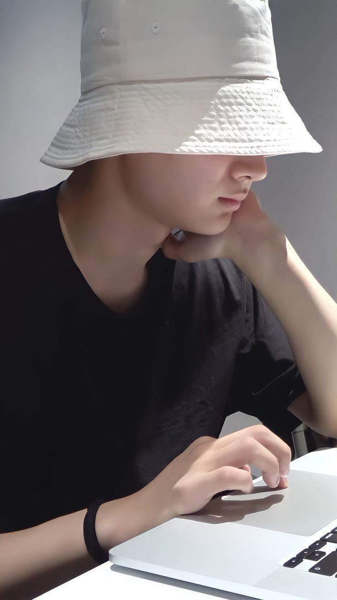 ninejpeg's tweet photo. มีคนหอบโน๊ตบุ๊คมานั่งทำงานยันสตูดิโอเลยเว้ย https://t.co/yrOavP2mkD