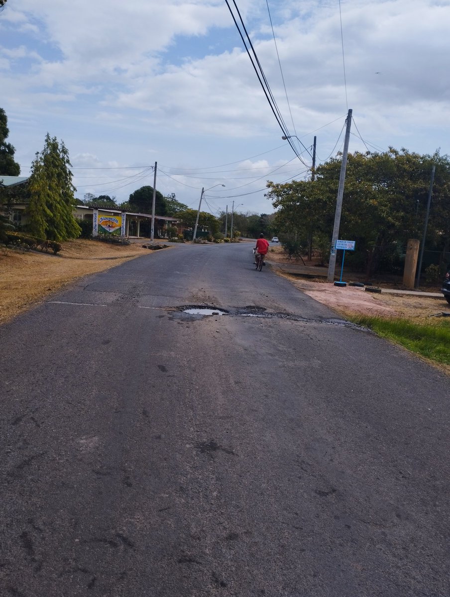JIRT1184's tweet photo. @311Panama #cocle tuberia rota en vía principal Pocrí de Aguadulce, cerca a la entrada a la Bda Monte Carmelo, tiene meses rota y el agua se esta desperdiciando...
Lo curioso es que el @IDAANinforma pasa todos los días por esta vía, ya esta es la vía hacia la potabilizadora. https://t.co/DxQG0C1nj1