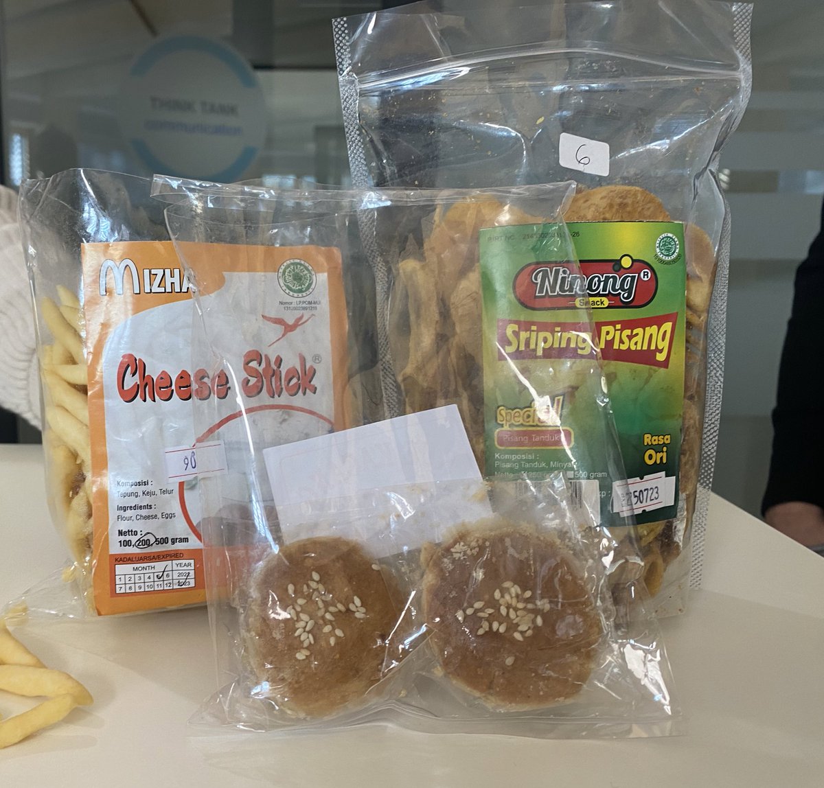 Benefits of working for an international company like <a href="/Siemens_Energy/">Siemens Energy</a> 
👉🏻 colleagues bring tasty snacks from #Indonesia to the office  <a href="/seraphinadewi/">Dewi Anggraini</a> 👯‍♀️