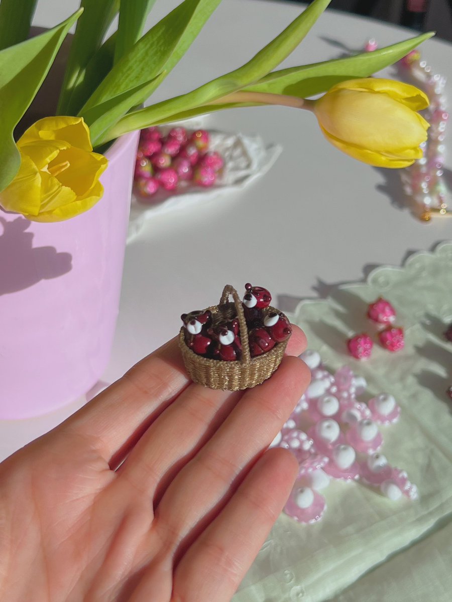 picnicblanket_'s tweet photo. Who wouldn’t want to adopt a baby bear from picnic blanket? 🧸#lampworkbeads #tinybeads #minatures #cuteanimals https://t.co/1bSM2303u3