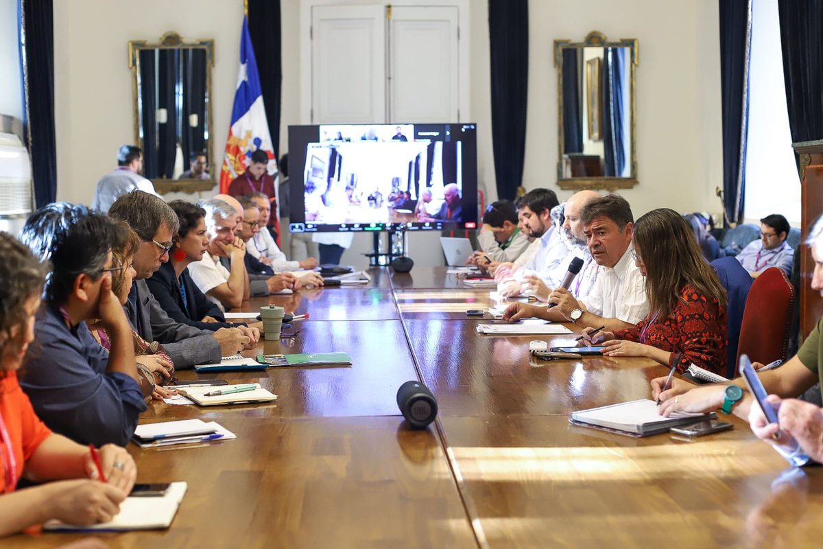 Directora ejecutiva de INFOR junto al ministro de <a href="/MinagriCL/">Ministerio de Agricultura de Chile 🇨🇱</a> y diversos actores del ámbito público y privado participan del Consejo de Política Forestal para avanzar en el Proyecto de Ley de #IncendiosForestales y trabajar en acuerdos para mejorar la respuesta frente emergencias