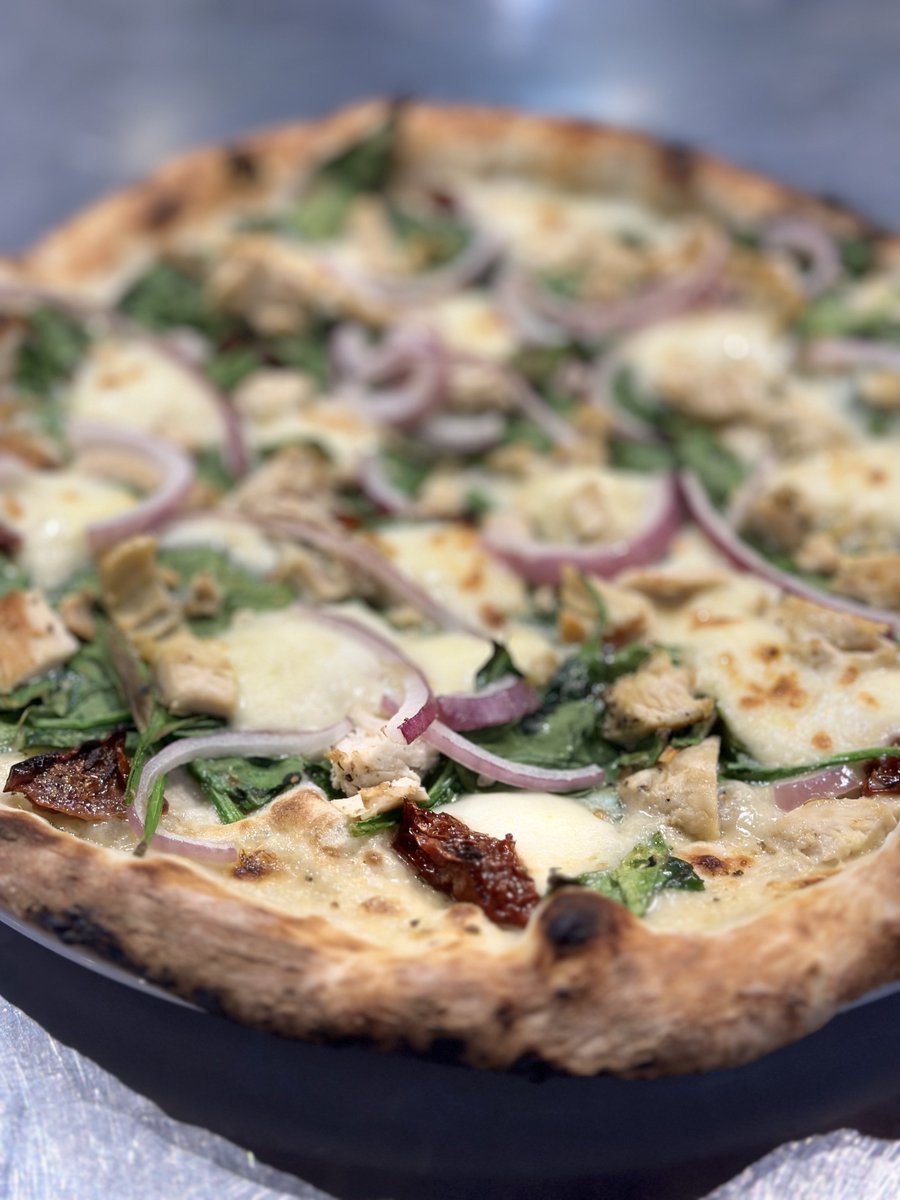 Who's hungry for some delicious oven roasted chicken pizza? 🍕
This mouthwatering creation features baby spinach, fresh fior di latte cheese, sundried tomatoes and onion, all on a garlic cream sauce base. 😋
It's the perfect meal for any occasion, whether you're having a cozy