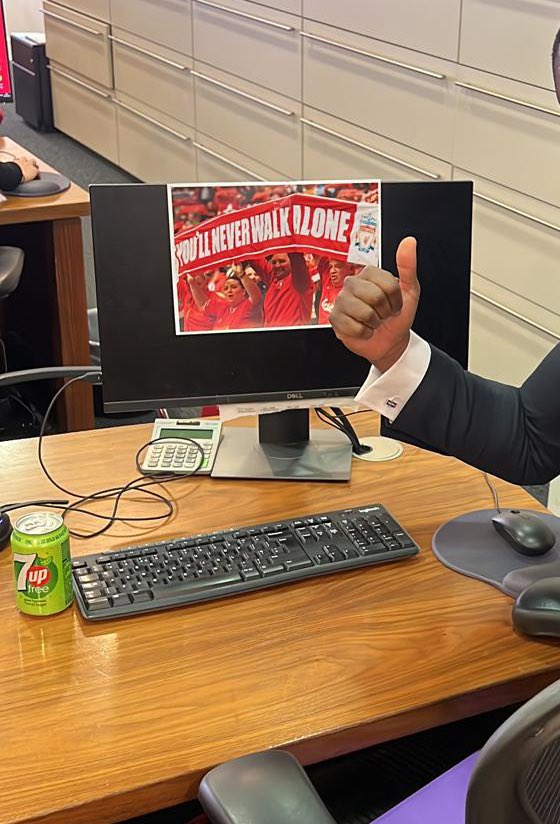 Zee_Mo98's tweet photo. Day after we lost to Liverpool, they decided to customise my desk 👍🏼 https://t.co/W076zmb9kn