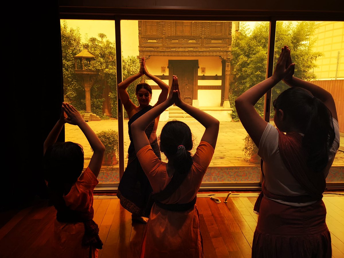 Las tardes de los martes son de danza en Casa de la India. Aún estás a tiempo de probar. Kalasangam, formación regular en danza clásica de la India para niños y niñas (6-12 años), jóvenes (13-18 años) y adultos, a cargo de la bailarina y coreógrafa Mónica de la Fuente.