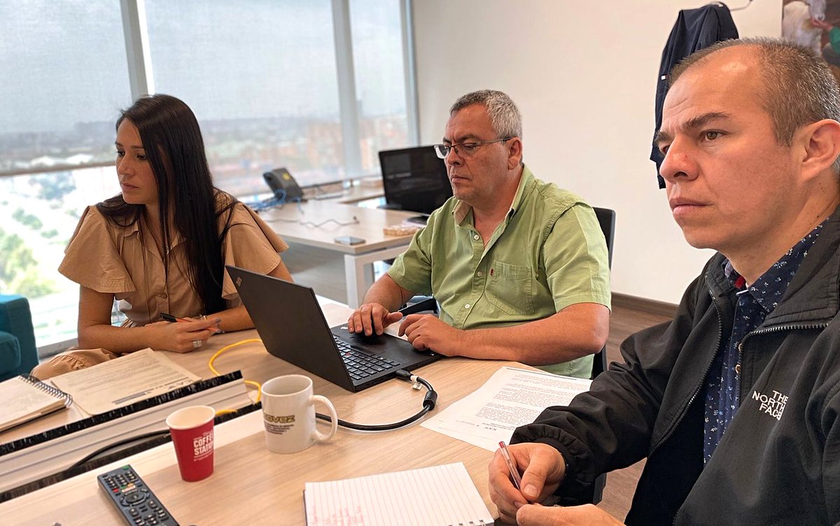 ICACOLOMBIA's tweet photo. 👉#AEstaHora el subgerente de Protección Animal del ICA, Edilberto Brito, se reúne junto a la gobernación de Antioquia, Parques Ostok Sanctuary y la senadora Andrea Padilla, con el fin de articular acciones en el proceso de exportación de hipopótamos a México, Ecuador e India. 🦛 https://t.co/QXSJddCSeG