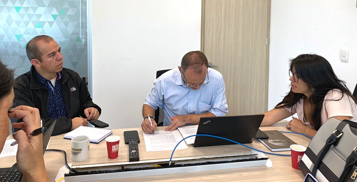 ICACOLOMBIA's tweet photo. 👉#AEstaHora el subgerente de Protección Animal del ICA, Edilberto Brito, se reúne junto a la gobernación de Antioquia, Parques Ostok Sanctuary y la senadora Andrea Padilla, con el fin de articular acciones en el proceso de exportación de hipopótamos a México, Ecuador e India. 🦛 https://t.co/QXSJddCSeG