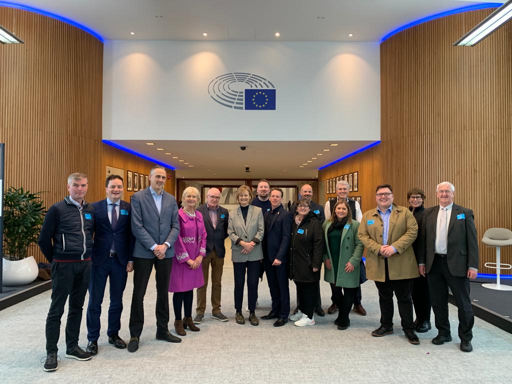 DeirdreCluneMEP's tweet image. All politics is local! 🇮🇪 🇪🇺

Great to have @FineGael Cllrs over to visit the @Europarl_EN in Brussels this week, to discuss what&apos;s affecting them in their local communities &amp;amp; what #Europe can do to help!