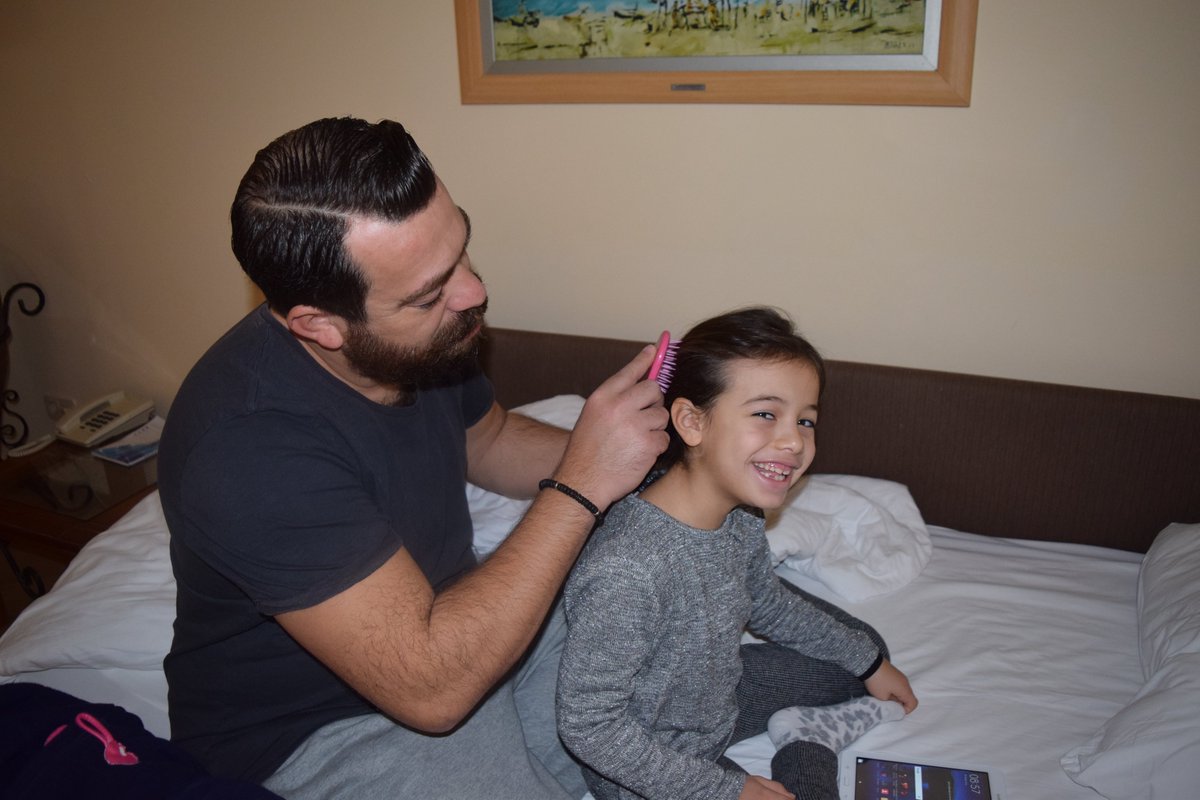 Bebekliğinden beri saçlarını tarardım. Adıyaman'a giderken tarağındaki saçlarını bile temizlemiş kızım, bir tel saçını bulmuş annesi odasında onu da günlüğünün sayfasına yapıştırmış. Okşayamazsın, tarayamazsın, koklayamazsın... #isiascinayetdosyası