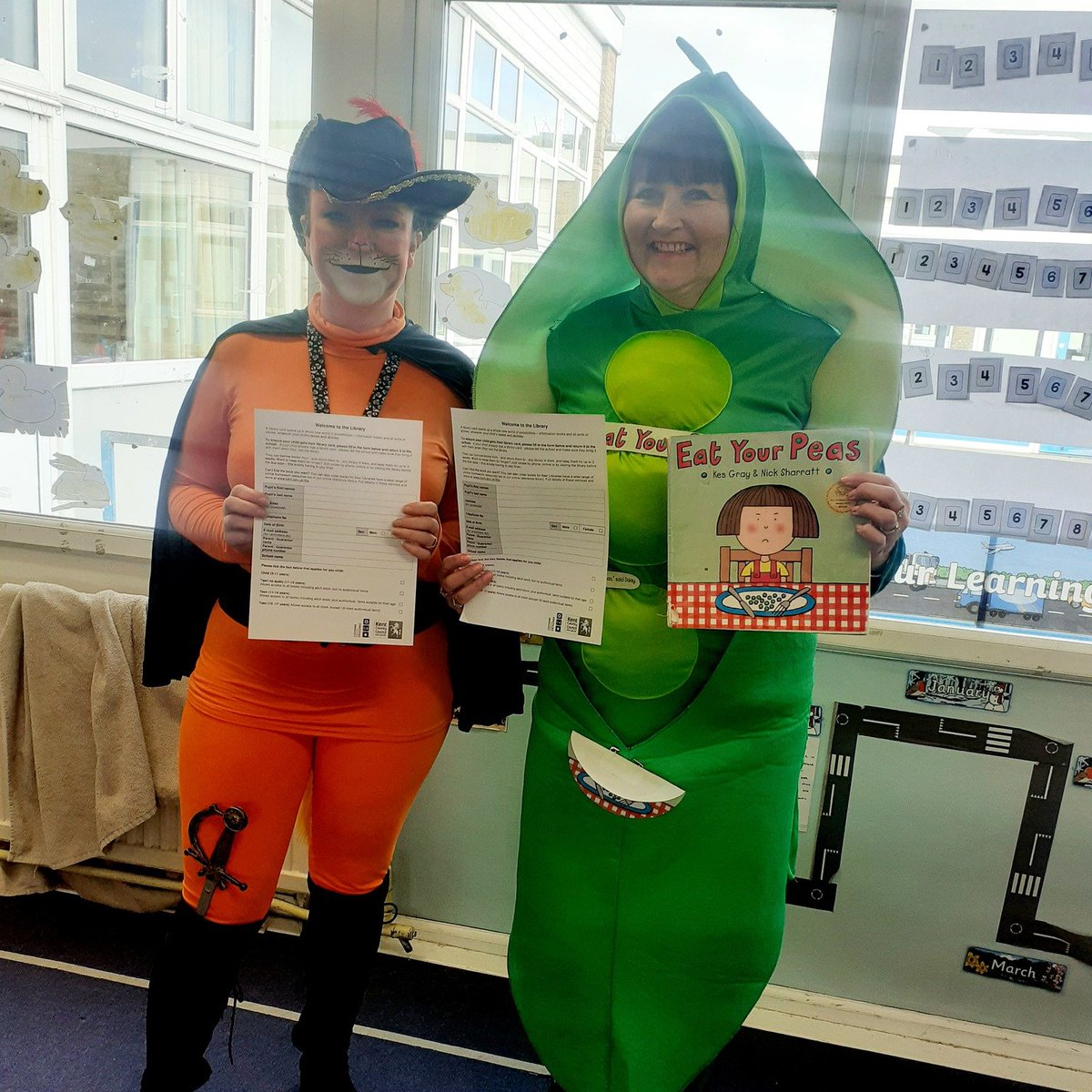 kentlibraries's tweet image. We saw some brilliant costumes in our libraries last week for #WorldBookDay, including these fab outfits from Lydd Primary School on their visit to #Lydd Library!
If you&apos;re a teacher in #Kent, get in touch to see how we can help you! #KentUK #UKEdChat #EduTwitter #UKEduTwitter