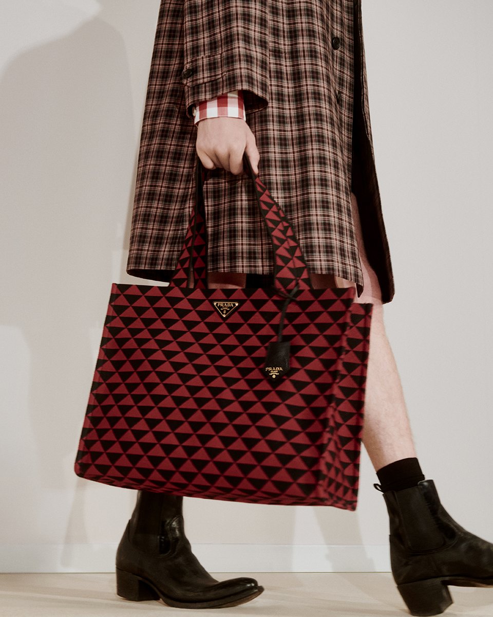 Prada's tweet photo. The #PradaSS23 collection reinterprets Prada symbols and silhouettes.
Discover more: https://t.co/8jqmdgcn3L 

#Prada https://t.co/6e1fVcJXwU