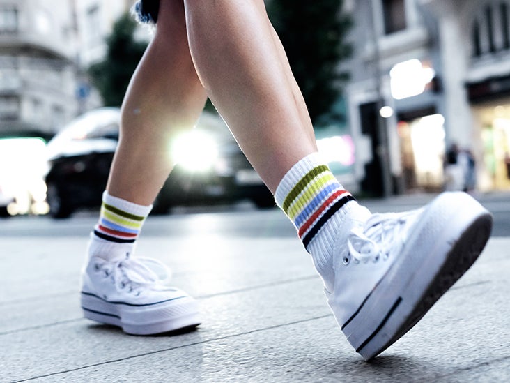 Flat feet is when one or both feet have no arches or arches that are very low. This can cause feet to lie fully flat on the ground, which can impair a person’s posture and cause pain and discomfort. ow.ly/h9rU50N8tpY #atlasfai #footpain #flatfeet #flatfoot #footpain